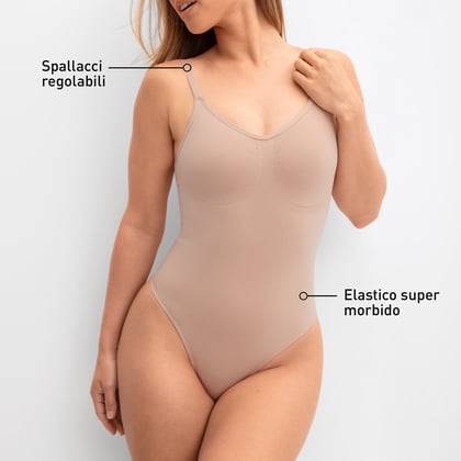 Una modella indossa il body della collezione Seamless Shape.
