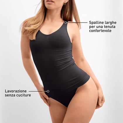Una modella indossa il canotetteria della collezione Seamless Shape.