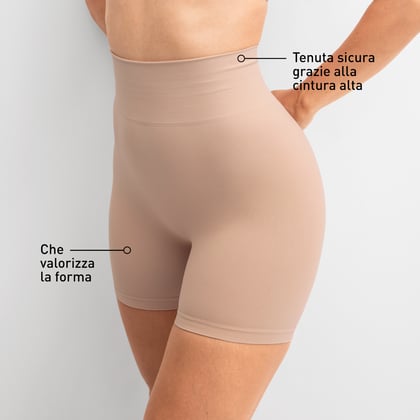 Una modella indossa i pantaloni da ciclista della collezione Seamless Shape