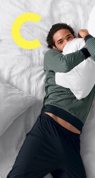 Mann trägt Oberteil und Hose aus der Serie Relax Comfy..