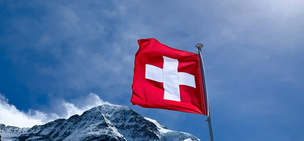 Mann und Frau tragen Pyjamas von CALIDA aus den Serien 'Mountain Dreams' und 'Swiss Relax'