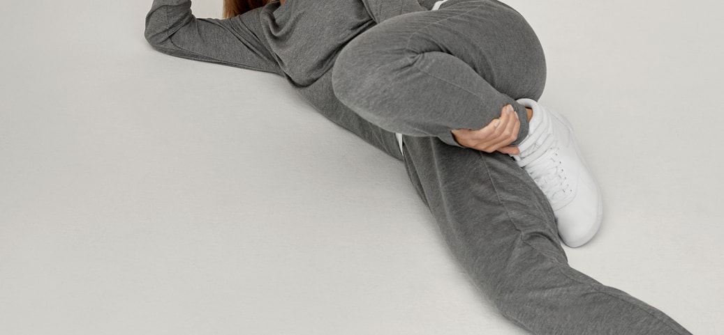 Junge Frau trägt graue Loungewear von CALIDA
