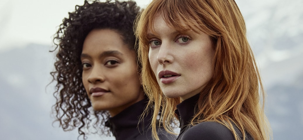 Deux femmes regardent la caméra et portent des vêtements de détente Calida de la série 'Nature Relax'.