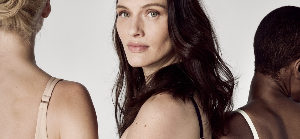 3 Damen mit BHs aus der Basic-Serie von Calida 'Natural Skin'
