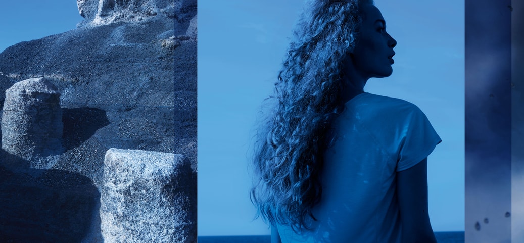 Das Bild zeigt eine Frau von hinten, umgeben von einem bläulichen Ton, der eine kühle Atmosphäre schafft. Sie trägt Kleidung aus der CALIDA DEEPSLEEPWEAR COOLING Kollektion, die speziell für Hitze entwickelt wurde. Die entspannte Pose der Frau vermittelt Komfort und Ruhe, während sie die perfekte Kleidung für heiße Nächte repräsentiert.