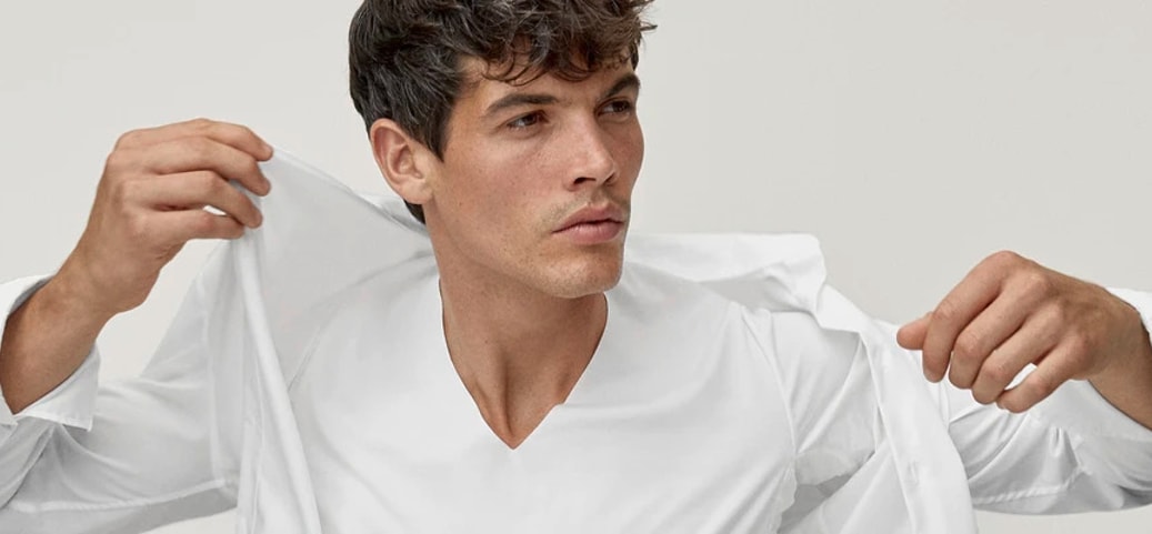 Mann trägt ein weisses Unterhemd von Calida aus der Serie 'Fresh Cotton' und darüber ein weisses Hemd