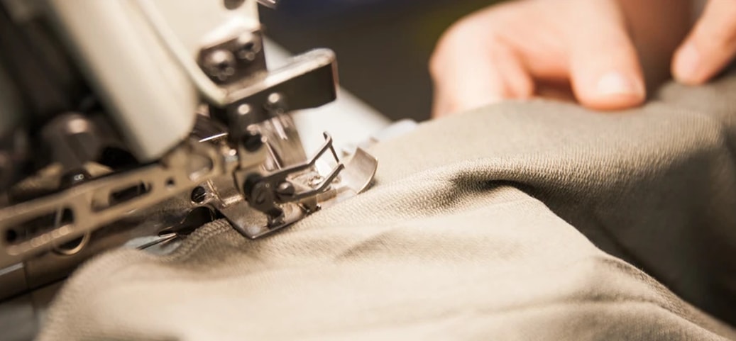 Kleidungsstück an der Nähmaschine