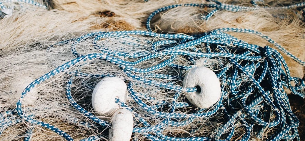 Schnüre von einem blauen Fischernetz