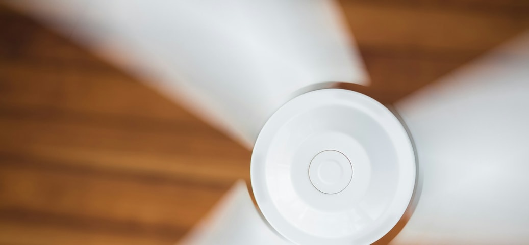 Deckenventilator in Bewegung.