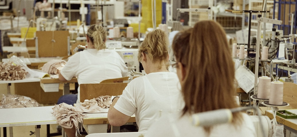 3 Frauen, die an der Nähmaschine sitzen