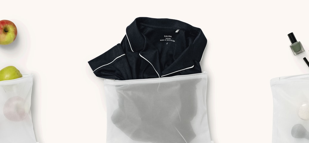 Emballage fabriqué à partir de 100% de PET recyclé – réutilisable en sac à linge, pochette pour appareils électroniques ou sac à snacks. Présenté avec des vêtements, des fruits et des cosmétiques comme exemples.