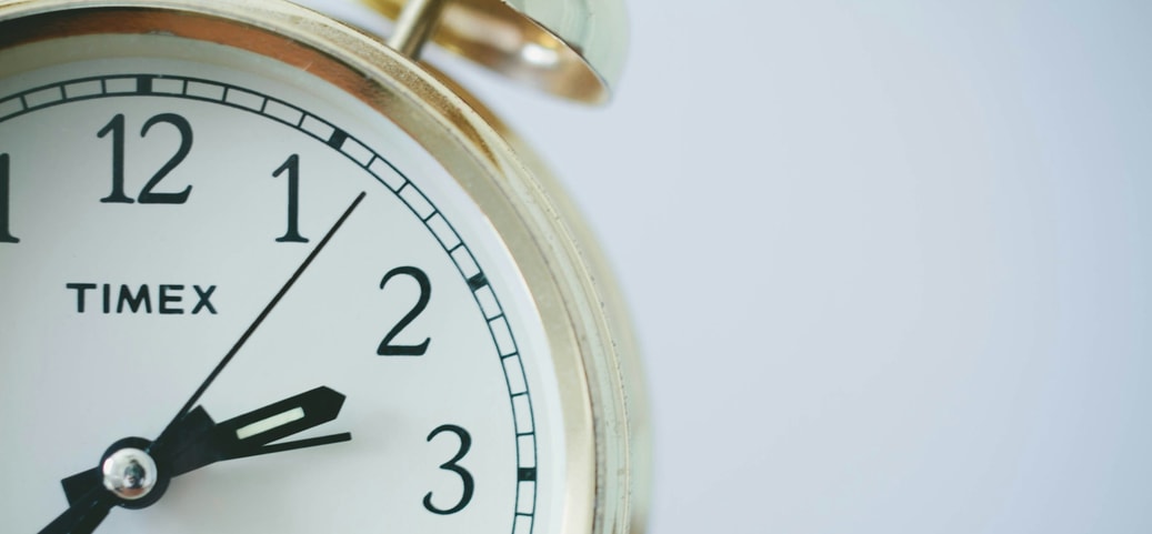 Analog TIMEX clock – symbolic image for tiredness and disrupted rhythm after time change