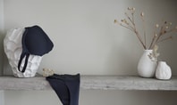 Lingerie bleu foncé CALIDA de la série Natural Skin, mise en scène sur une étagère minimaliste