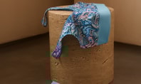 CALIDA Bustier mit Softbund liegt zum schnellen Trocknen auf einer Unterlage. 