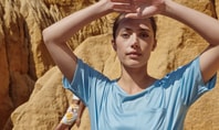 Frau trägt blaues T-Shirt von CALIDA und hebt die Arme hoch.