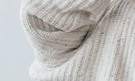 Eine Person, die ein Rollkragenpullover versucht auszuziehen