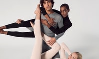 Drei Personen in schlichten, enganliegenden Seidenoutfits posieren kunstvoll. Die Kleidung symbolisiert Eleganz und Komfort – ideal für Tipps zum Seide waschen.