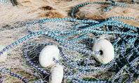 Schnüre von einem blauen Fischernetz