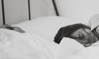 Immagine di una donna a letto