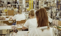 3 Frauen, die an der Nähmaschine sitzen