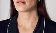 Portrait of a woman with closed eyes and a neutral facial expression, showing fine lines and skin changes – typical signs that can occur during the menopause due to hormonal fluctuations.