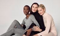 Tre donne in comodi capi CALIDA, sedute vicine e sorridenti, simbolo di sostegno durante gli sbalzi d’umore in menopausa.
