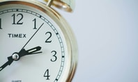 Analog TIMEX clock – symbolic image for tiredness and disrupted rhythm after time change