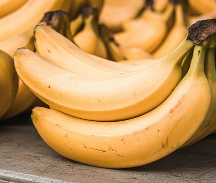 Plusieurs bananes jaunes mûres sur une surface ; image symbolique pour le thème de la banane avant d'aller dormir.