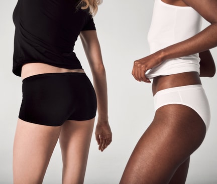 Zwei Frauen in Unterwäsche aus nachhaltigen Materialien – symbolisch für Transparenz und Rückverfolgbarkeit durch den digitalen Produktpass.