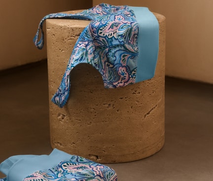 CALIDA Bustier mit Softbund liegt zum schnellen Trocknen auf einer Unterlage. 