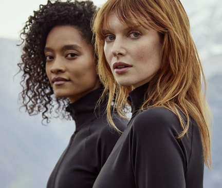 Zwei Damen schauen in die Kamera und tragen Calida Loungewear aus der Serie 'Nature Relax'