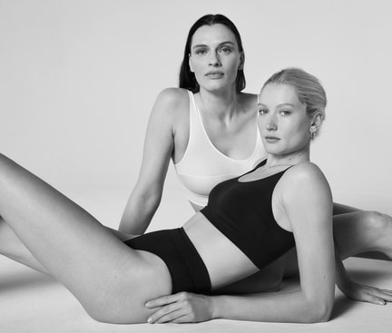 schwarz weiss Bild von 2 Frauen, die Unterwäsche von CALIDA aus der Serie 'Elastic' tragen