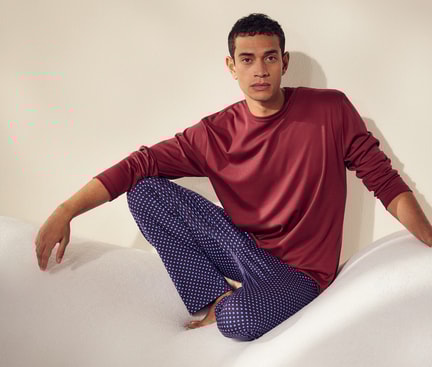 Mann trägt CALIDA Pyjama aus der Serie 'Relax Streamline'