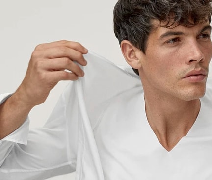 Mann trägt ein weisses Unterhemd von Calida aus der Serie 'Fresh Cotton' und darüber ein weisses Hemd
