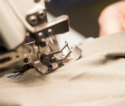 Kleidungsstück an der Nähmaschine