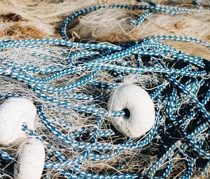 Schnüre von einem blauen Fischernetz
