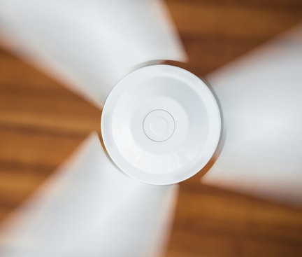 Deckenventilator in Bewegung.