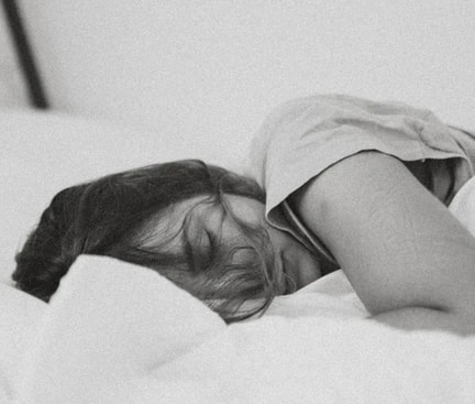 Bild von einer Frau im Bett