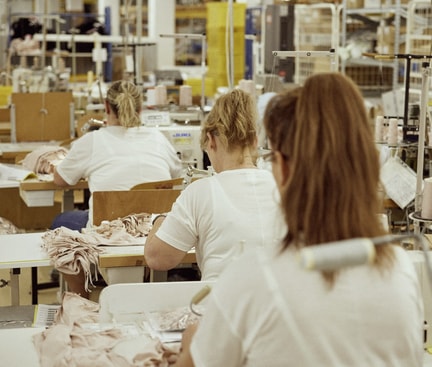 3 Frauen, die an der Nähmaschine sitzen