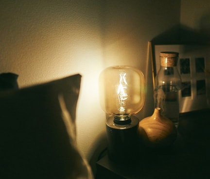 Gemütliches Schlafzimmer mit schwach beleuchteter Lampe