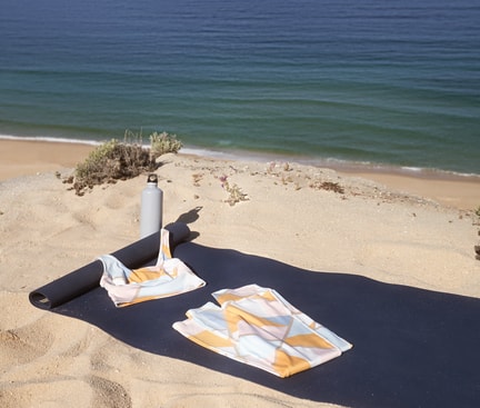 Yoga-Matte mit Yoga Bekleidung von CALIDA am Strand