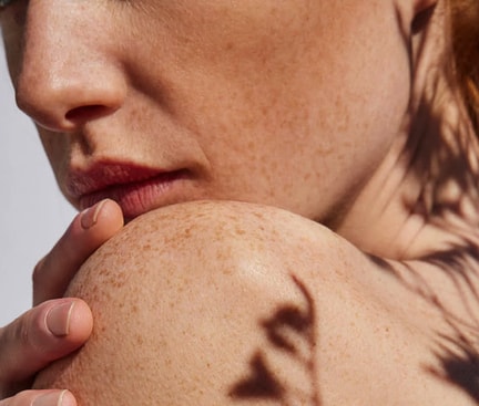 Drei Frauen tragen 'Basics'-Kollektion von CALIDA. Alle drei Frauen tragen Unterwäsche in weiss.