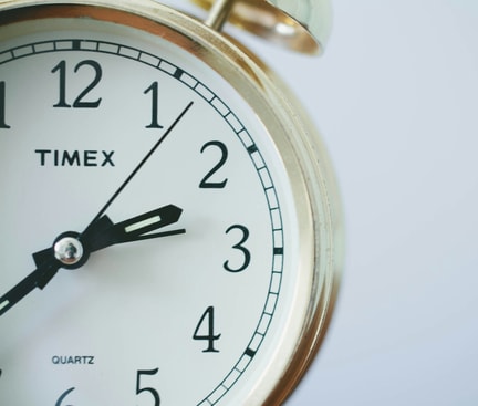 Analog TIMEX clock – symbolic image for tiredness and disrupted rhythm after time change