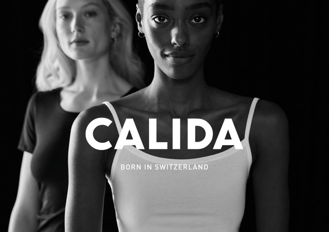 Deux femmes portant des basiques Calida sur fond noir avec le logo de la marque « CALIDA – Born in Switzerland ».