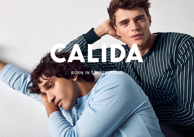 Zwei Männer in Nachtwäsche von CALIDA symbolisieren den erholsamen Schlaf mit Pyjamas von CALIDA.