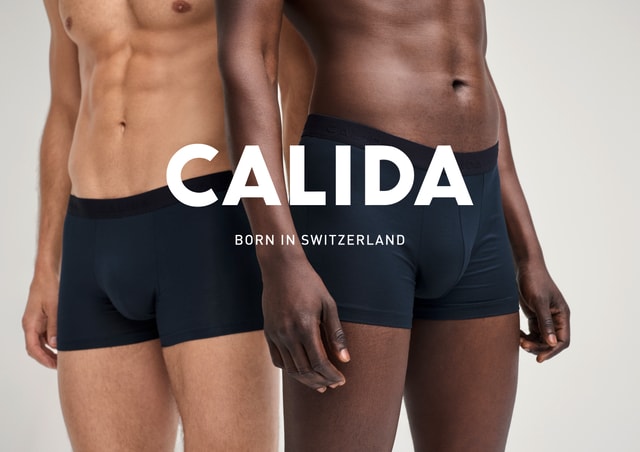 Zwei Männer in schwarzer CALIDA-Unterwäsche mit Logo und Slogan 'Born in Switzerland' – hochwertige Schweizer Wäschemarke.