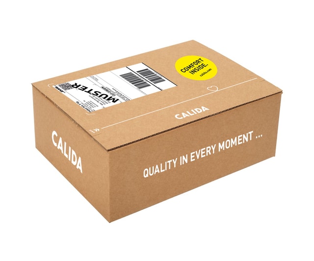 CALIDA Versandkarton aus recycelter Pappe mit Aufdruck „Quality in every moment“ – nachhaltig, schlicht und markenstark.